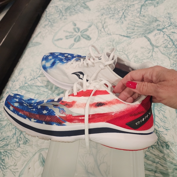 Men's Saucony Kinvara 12, Red White and Blue, Size 10 - Picture 9 of 10